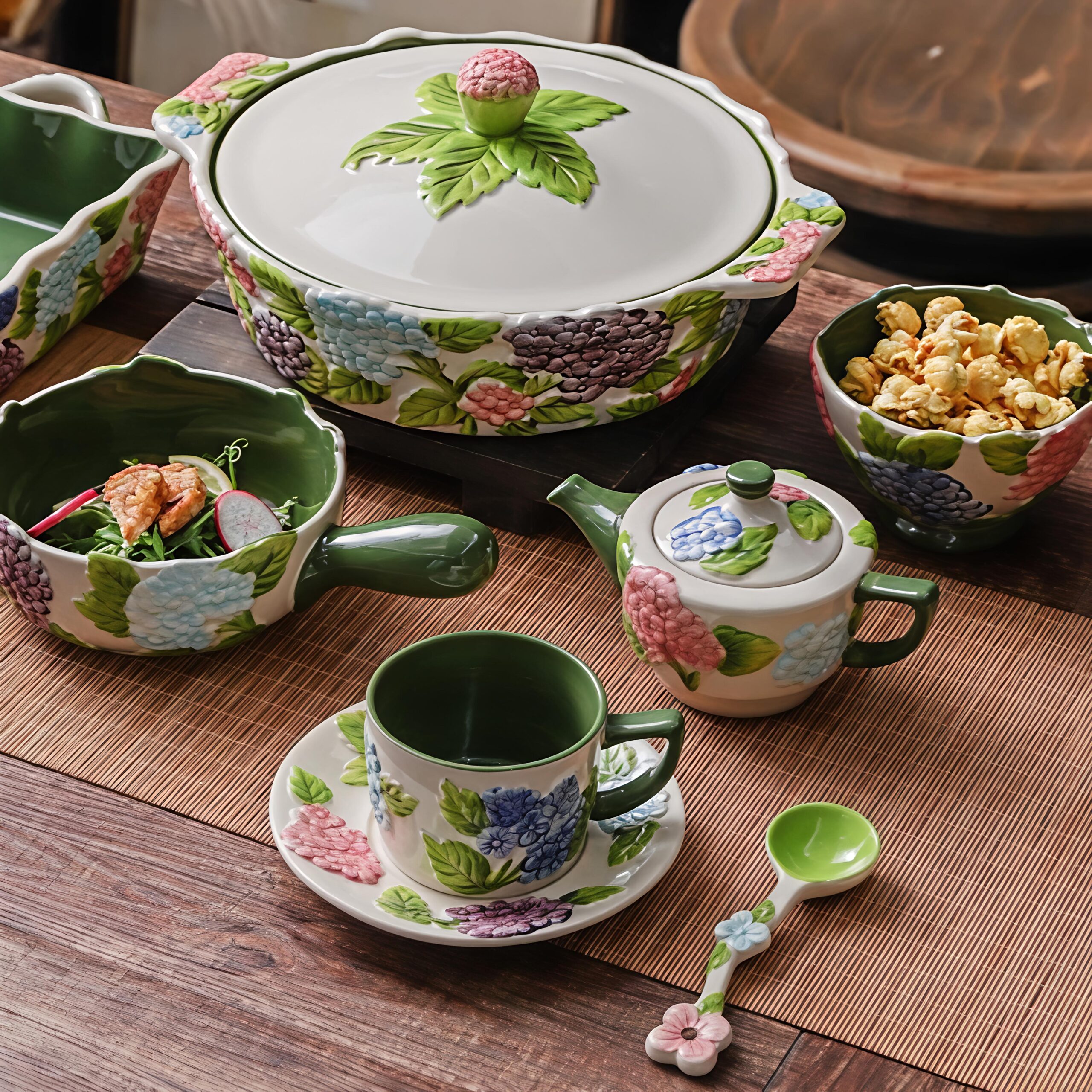 Ceramic Instant Noodle Bowls Underglaze Colored Painted Porcelain Embossed Ceramic Tableware